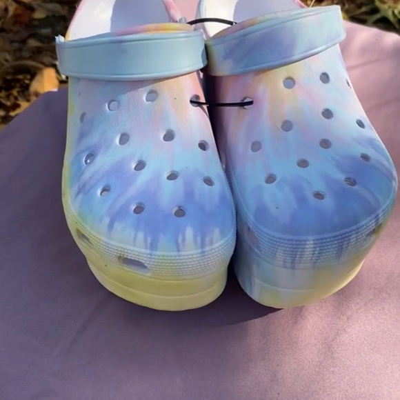 NWT NEW WITH TAGS / NEVER WORN

RAINBOW CROCS ( off brand) - Picture 2 of 3
